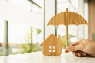 Foto: Regenschirm und Haus aus Sperrholz